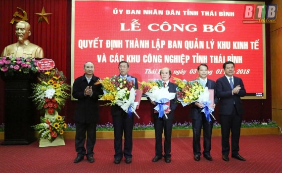 Ông Phạm Văn Sinh - Bí Thư tỉnh ủy Thái Bình và ông Nguyễn Hồng Diên - Chủ tịch UBND tỉnh Thái Bình trao Quyết định thành lập BQL và Quyết định bổ nhiệm cho lãnh đạo BQL KKT và các KCN