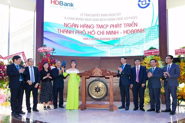 Bà Nguyễn Thị Phương Thảo - P.Chủ tịch Thường trực HĐQT HDBank đánh cồng tại Lễ niêm yết, chính thức đưa cổ phiếu HDB đến với cộng đồng nhà đầu tư