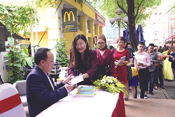  “Sáng tạo không giới hạn trong kinh doanh” cũng là tựa đề cuốn sách mà Vua xuất khẩu hồ tiêu hàng đầu Việt Nam vừa mới ra mắt (Ảnh: Doanh nhân Phan Minh Thông ký tặng độc giả nhân dịp ra mắt sách)