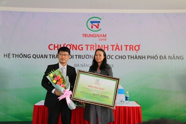 Đại diện Chi Cục Bảo vệ môi trường TP Đà Nẵng đã tiếp nhận hệ thống quan trắc môi trường nước tự động trị giá 10 tỷ đồng do Công ty CP Trung Nam tặng cho UBND TP Đà Nẵng.