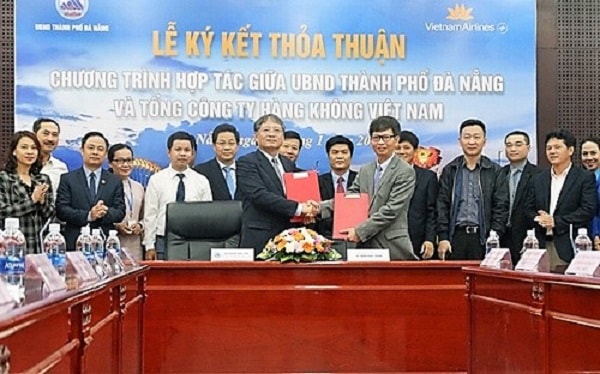 Phó Chủ tịch TP Đà Nẵng Nguyễn Ngọc Tuấn và Phó Tổng giám đốc Vietnam Airlines Trịnh Ngọc Thành tại lễ ký kết thỏa thuận hợp tác chiều ngày 9/1