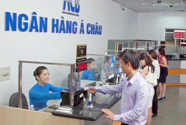 Khách hàng giao dịch tại ngân hàng.