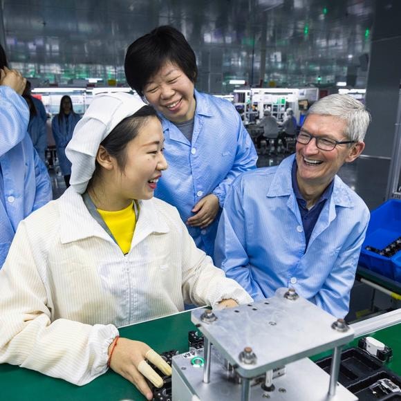 Ông Tim Cook, Giám đốc điều hành của Apple thăm nhà máy sản xuất Công ty Luxshare tại Thượng Hải. 