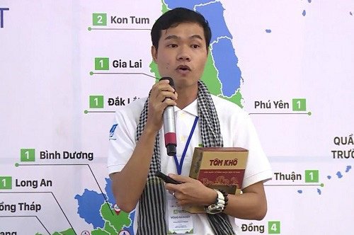 Phạm Xuân Thành với các sản phẩm tôm sạch tham gia cuộc thi Dự án khởi nghiệp năm 2017 tại TP.HCM. Ảnh: NVCC.