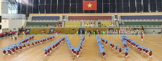 Kết thúc bài đồng diễn, các vận động viên cùng xếp thành hình chữ Vinamilk rất ấn tượng