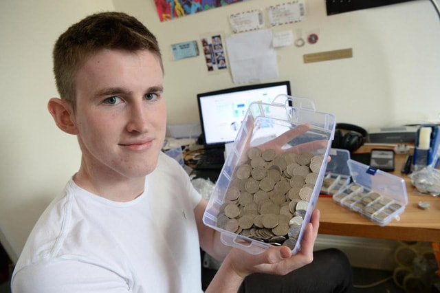 James điều hàng cửa hàng bán tiền xu trên eBay tại phòng ngủ của mình. (Nguồn: The Sun)