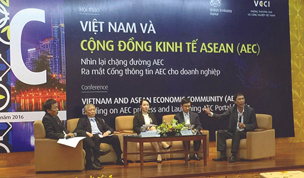 p/Mặc dù AEC đã hoạt động được 2 năm, nhưng lao động Việt Nam còn đối mặt với nhiều rào cản về văn hóa, ngôn ngữ, tôn giáo, giao tiếp xã hội, kỹ năng sống,...