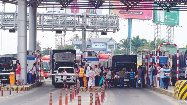 p/Tài xế phản đối trạm thu phí T2 trên quốc lộ 91vào chiều ngày 14/1/2018, như vậy hiện nay tại khu vực ĐBSCL có 4/5 trạm thu phí BOT trên quốc lộ bị phản đối.p/(còn lại trạm Bạc Liêu chưa bị phản đối).