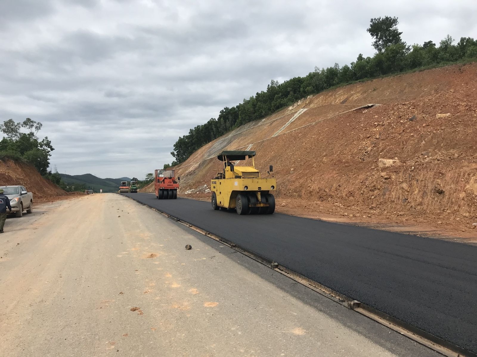 Các đơn vị đang ngày đêm thi công để dự án Cao tốc Hạ Long - Vân Đồn hoàn thành đúng tiến đọ vào quý I/2018