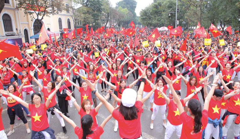 Màn nhảy flashmob của hàng ngàn cổ động viên chung một màu áo đỏ tiếp sức cho đội tuyển U23 Việt Nam