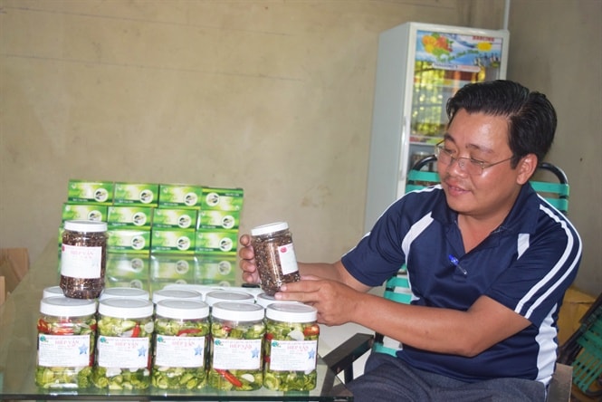 Anh Hiệp giới thiệu về các sản phẩm chế biến từ khổ qua rừng