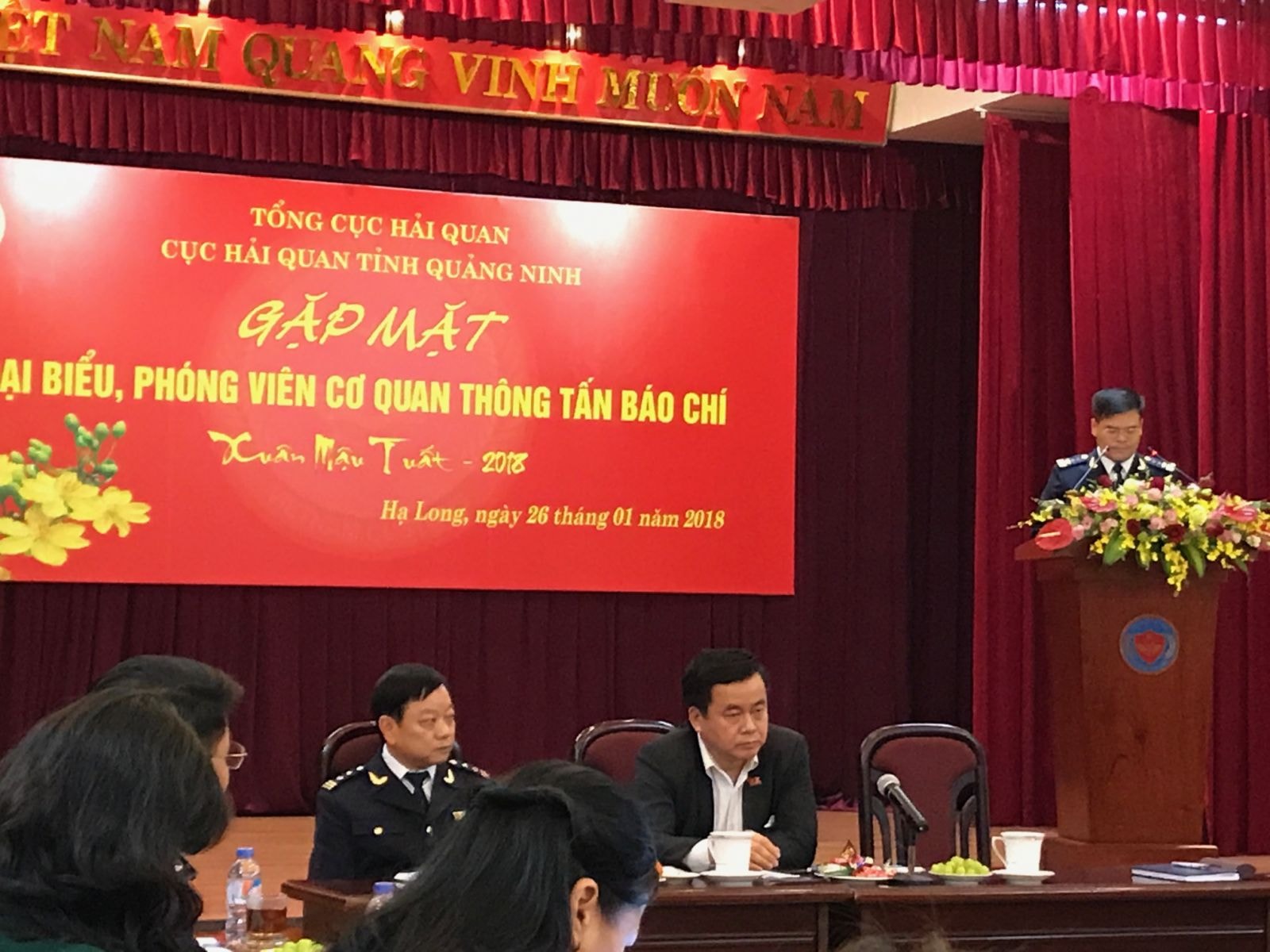Ông Bùi Văn Khắng, Cục trưởng Cục Hải quan Quảng Ninh phát biểu tại buổi gặp mặt báo chí