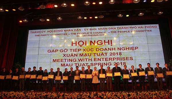 Lãnh đạo thành phố trao Bằng khen của Chủ tịch UBND thành phố cho các doanh nghiệp