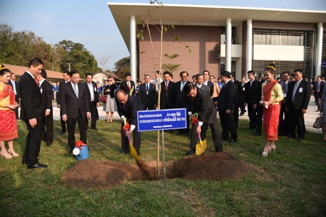 Đồng chí Nguyễn Xuân Phúc và đồng chí Thongloun Sysoulith trồng cây lưu niệm tại khuôn viên Trung tâm đào tạo cán bộ quản lý KH&CN 