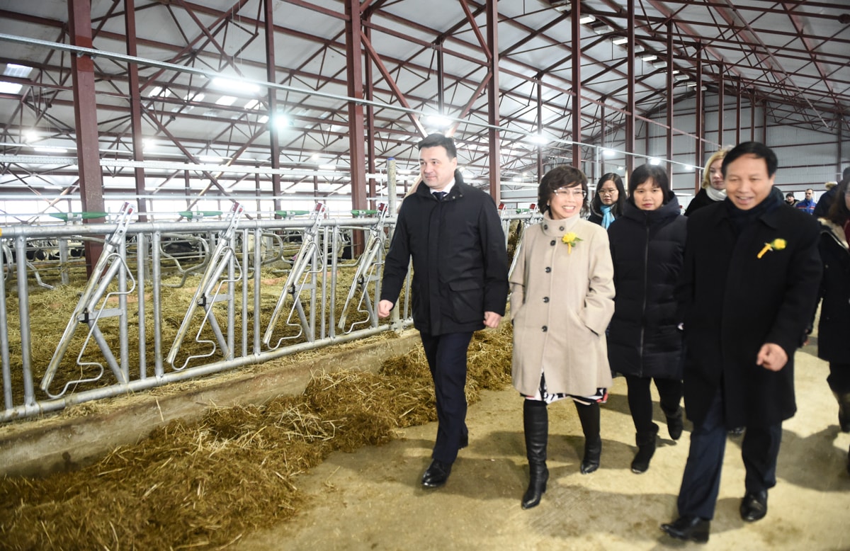 Bài Thái Hương cùng Ngài Vorobjov Andrey Yurovich - Thống đốc tỉnh Moscow và Đại sứ Đặc mệnh toàn quyền nước CHXHCN Việt Nam tại Liên bang Nga - Ngô Đức Mạnh tham quan trang trại TH ở Moscow - Copy - Copy