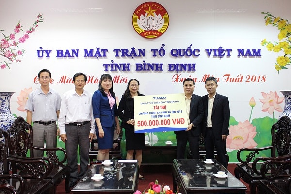 Trao tiền ủng hộ đến người nghèo đón Tết qua Ủy ban Mặt trận Tổ quốc tại tỉnh Bình Định