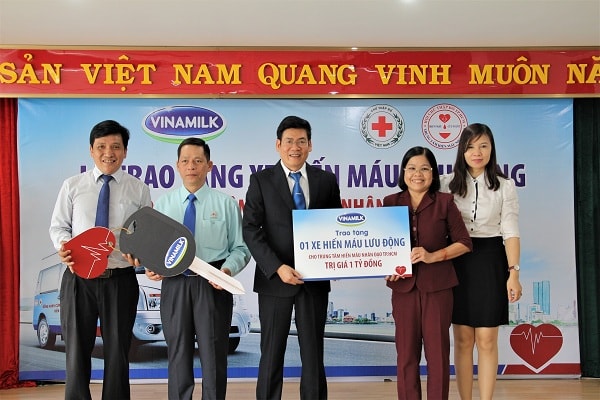 Ông Nguyễn Hồng Sinh - Giám đốc Kinh doanh toàn quốc Công ty Vinamilk trao tặng bảng tượng trưng món quà trị giá 1 tỷ đồng cho Bà Trần Thị Như Tố -p/Giám đốc Trung tâm hiến máu nhân đạo TP.HCM. 