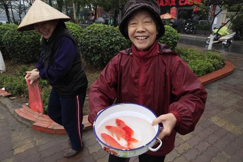 Người dân mang cá chép đi thả để tiễn ông Công, ông Táo lên chầu trời