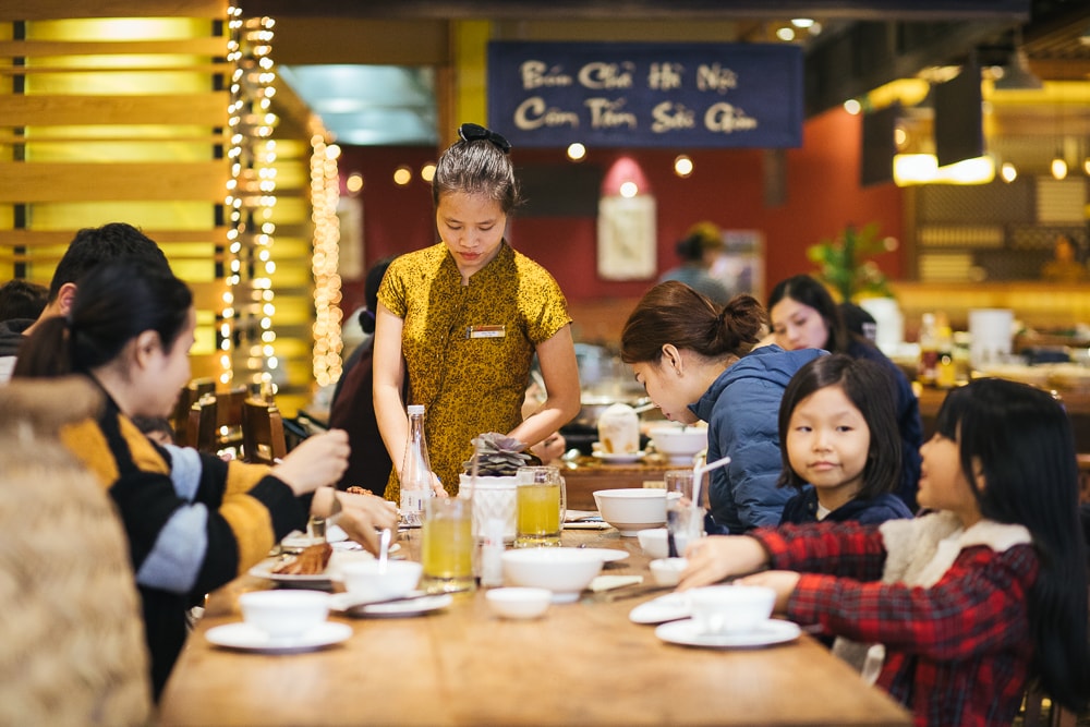 Sau một ngày mua sắm tất bật, cả gia đình có thể cùng nhau lựa chọn “nạp năng lượng” tại các nhà hàng đặc sản 3 miền hoặc các thương hiệu ẩm thực phong cách Nhật, Hàn, Thái, Ý, Mỹ