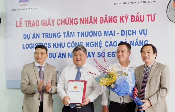 Ông Hồ Kỳ Minh, Phó Chủ tịch UBND TP Đà Nẵng trao giấy chứng nhận đầu tư cho công ty Cổ phần Logistics Công nghệ cao Đông Nam Á