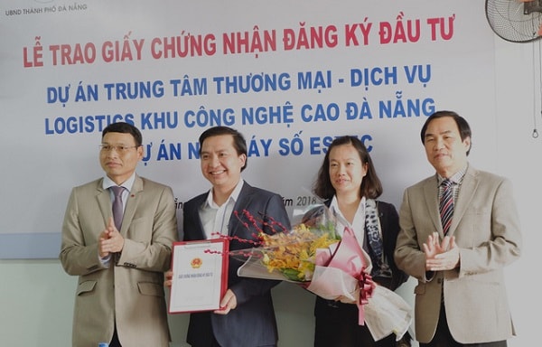 Ông Hồ Kỳ Minh, Phó Chủ tịch UBND TP Đà Nẵng trao giấy chứng nhận đầu tư cho công ty TNHH Kỹ thuật Công nghệ điện tự động Biển Đông