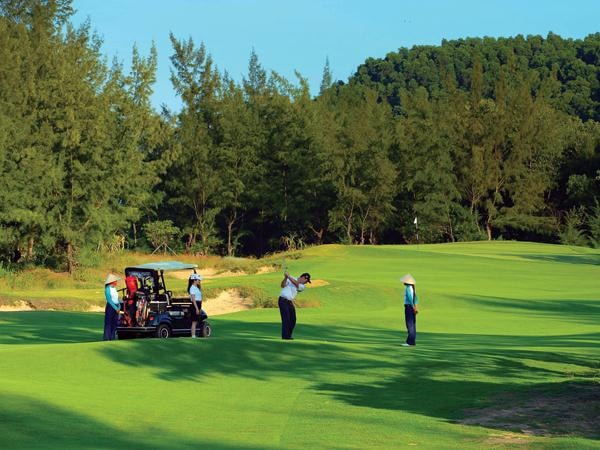 Tại Luật đầu tư sửa đổi, đầu tư và kinh doanh sân golf cũng được xếp chung vào các ngành cần có điều kiện để đầu tư, kinh doanh.