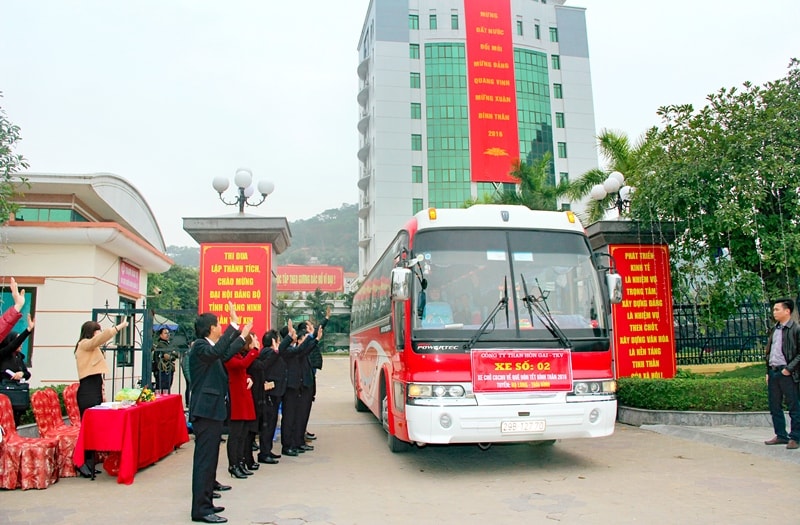 Lãnh đạo công ty tiễn các công nhân về quê ăn tết