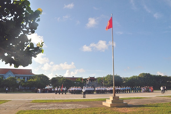 Lễ chào cờ trên Đảo Trường Sa Lớn