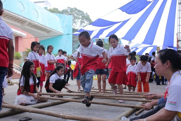 Trong cái năng hanh vàng của mùa xuân đang về trên Thành phố, các em nhỏ hăng say chơi đùa vui đón Tết