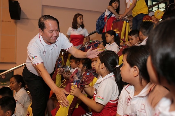 Ông Trần Ngọc Chu, Phó Chủ tịch HĐQT, TGĐ CTCP Tập đoàn Hoa Sen trao quà cho các em nhỏ trong chương trình