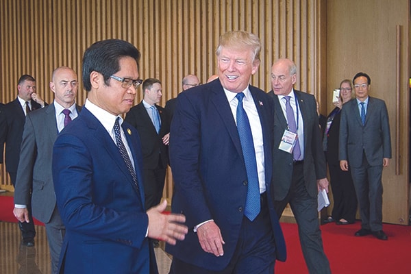 TS Vũ Tiến Lộc, Chủ tịch VCCI, tiếp đón Tổng thống Mỹ Donald Trump đến tham dự Hội nghị APEC CEO Summit Vietnam 2017.