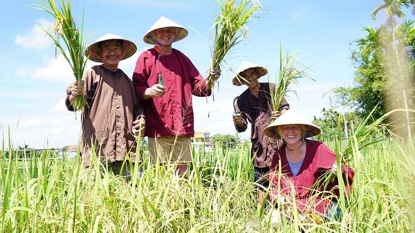 Mỗi đoàn khách Tây đăng ký làm nông dân khoảng từ 6-8 giờ đồng hồ phải trả chi phí từ 85 đến 90 USD. Mỗi đoàn khách Tây muốn tham gia phải từ 15 đến 20 người Khoa đã có từ 1000 đến 1800 USD. 