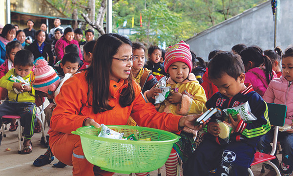 Đoàn Thanh niên EVN tặng quà cho trẻ em nghèo tỉnh Lai Châu. Ảnh: S.T