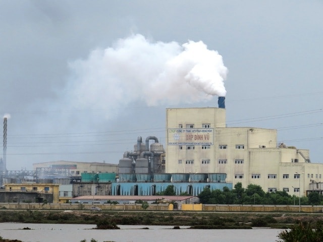 Phó thủ tướng yêu cầu các bộ, ngành, địa phương, tập đoàn, tổng công ty nhà nước chỉ đạo người đại diện đôn đốc các doanh nghiệp đã cổ phần hóa thực hiện đăng ký giao dịch, niêm yết trên thị trường chứng khoán; xử lý nghiêm các trường hợp không tuân thủ quy định của pháp luật trong việc đăng ký giao dịch niêm yết trên thị trường chứng khoán; tăng cường kiểm tra, thanh tra, giám sát, kiểm toán, không để xảy ra thất thoát vốn, tài sản nhà nước trong quá trình hoạt động sản xuất kinh doanh, sắp xếp, cổ phần hóa, thoái vốn.