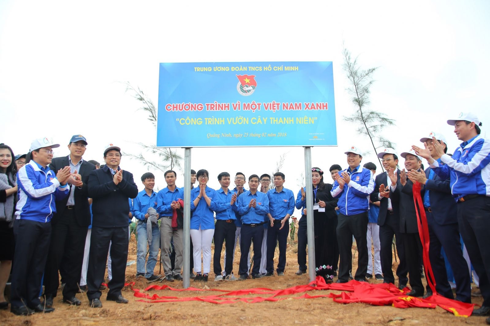 Đ/c Phạm Minh Chính (thứ hai từ trái sang) – Ủy viên Bộ Chính trị, Bí thư Trung ương Đảng, Trưởng Ban Tổ chức Trung ương, cùng đại diện lãnh đạo các Ban, Bộ, ngành và Ông Đặng Ngọc Hòa (thứ hai từ phải sang) – Phó Tổng giám đốc Vietnam Airlines cùng hơn 2.000 thanh niên chung tay vun trồng rừng phi lao chắn sóng tại Quảng Ninh