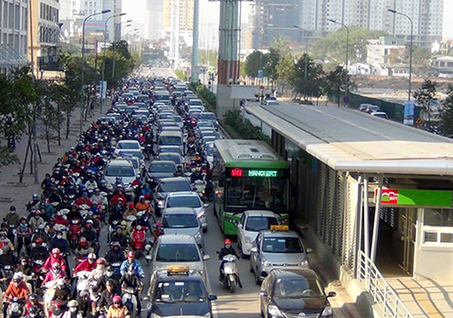 Dù đã có làn riêng nhưng các tuyến buýt nhanh BRT vẫn bị các phương tiện khác lấn làn trong giờ cao điểm.