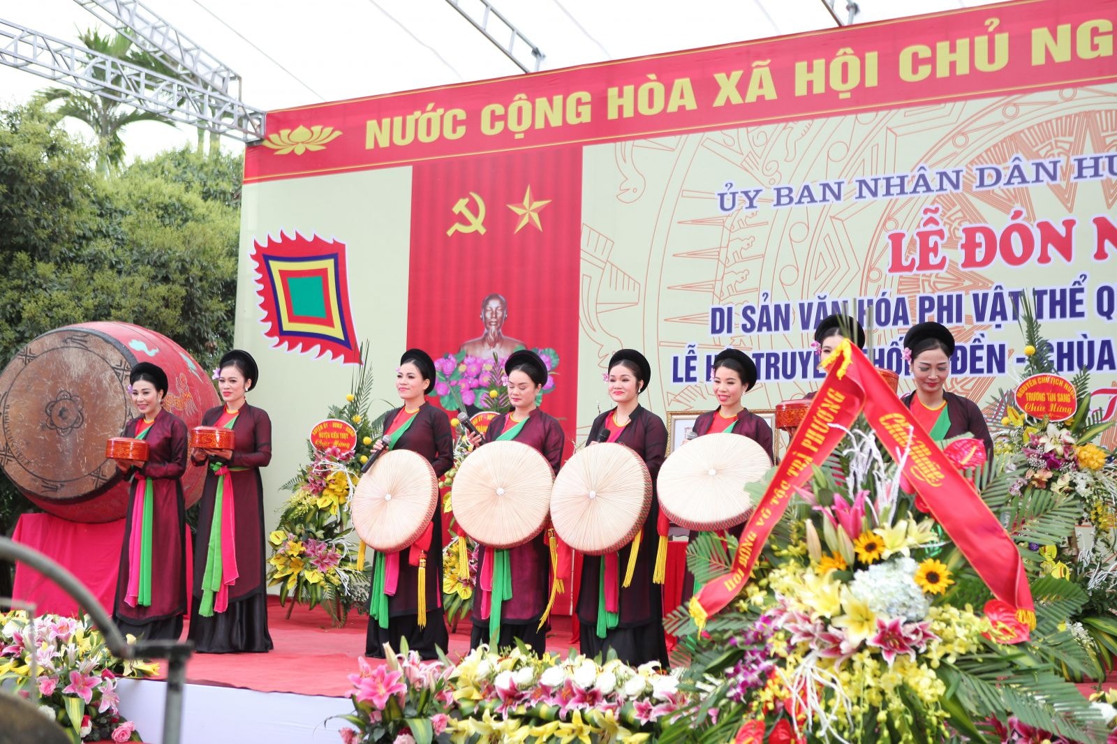 Đoàn văn nghệ sỹ nhà hát chèo thành phố Hải Phòng đã có những tiết mục âm nhạc đặc sắc mở màn cho lễ hội