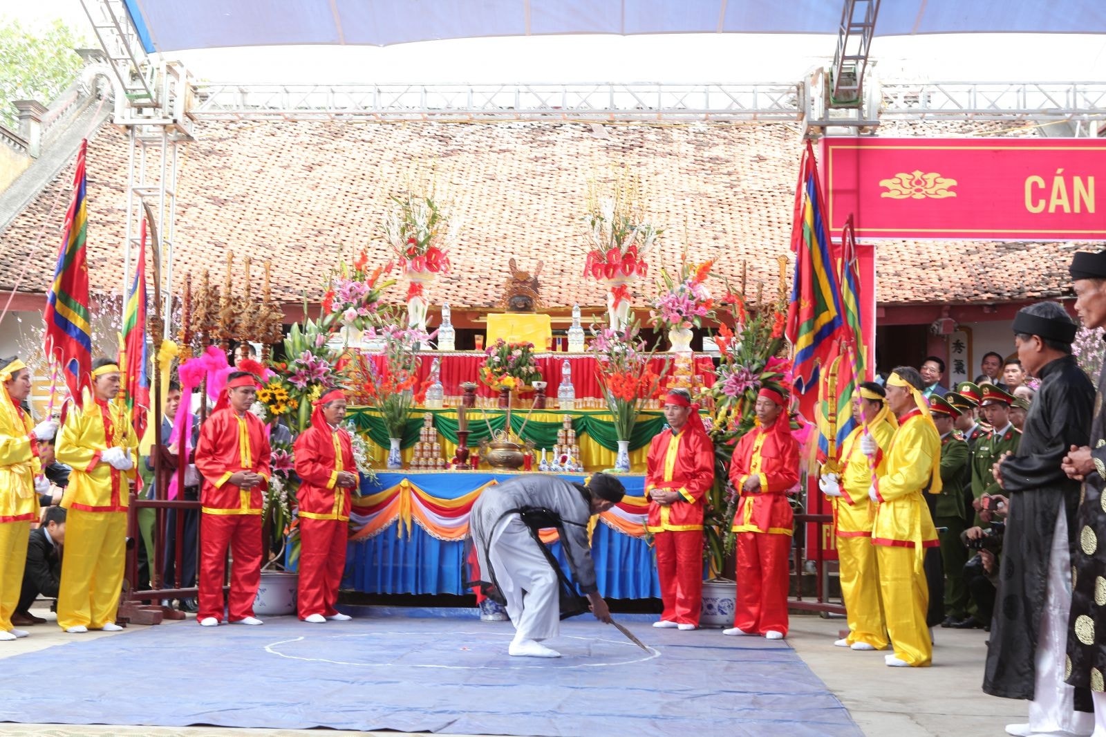 Chủ tế - Trưởng thôn Phạm Phú Oanh, 71 tuổi, tiến hành nghi lễ 