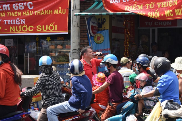 Một du khách nước ngoài tận hưởng một chai sâm lạnh miễn phí