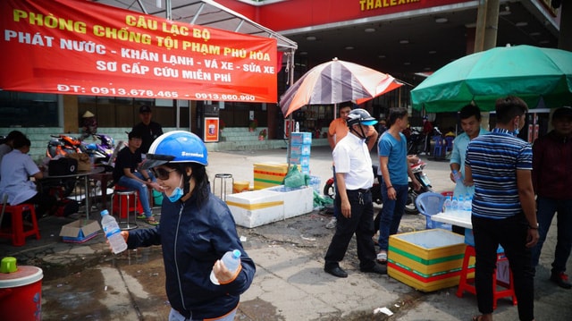 Trạm cấp phát nước miễn phí và cấp cứu lưu động của đội SOS Bình Dương nằm ngoài đại lộ Bình Dương