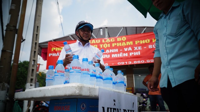 Anh Nguyễn Hữu Khánh, Đội trưởng Đội SOS Bình Dương cho biết hôm nay đã phát gần 4.000 chai nước cho du khách