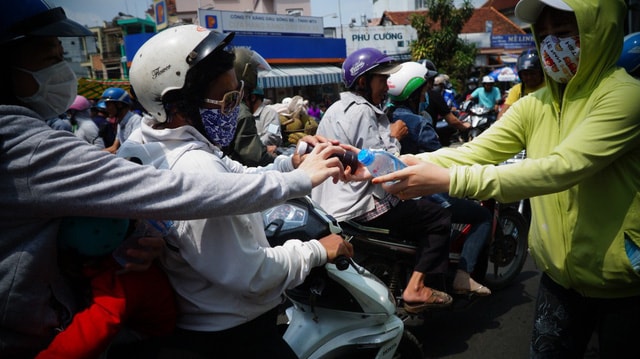 Không quen biết nhau, cứ thấy người đi lễ chùa là giúp đỡ.