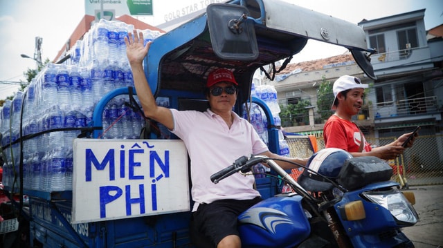 Cả một xe nước miễn phí tiếp tế cho lễ hội