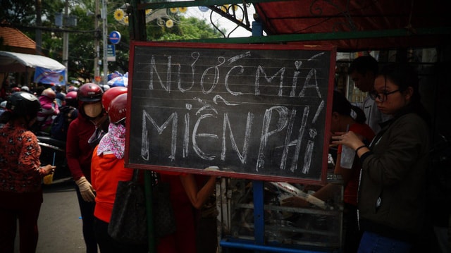 Xe nước mía miễn phí này từ sáng đến trưa đã “ngốn” hết 25 bó mía