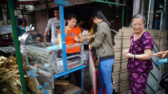 Hết đá, trong lúc chờ người mang đá đến, tình nguyện viên phải cất tấm biển “nước mía miễn phí” để người dân không tập trung lại.