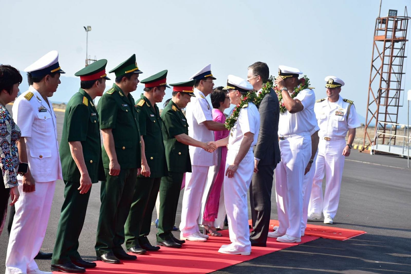 Nghi thức chào đón tàu quân sự Mỹ USS Carl Vinson cùng tuần dương hạm có tên lửa dẫn đường USS Lake Champlain (CG-57) của Hải quân Mỹ chính thức cập bến cảng Tiên Sa.