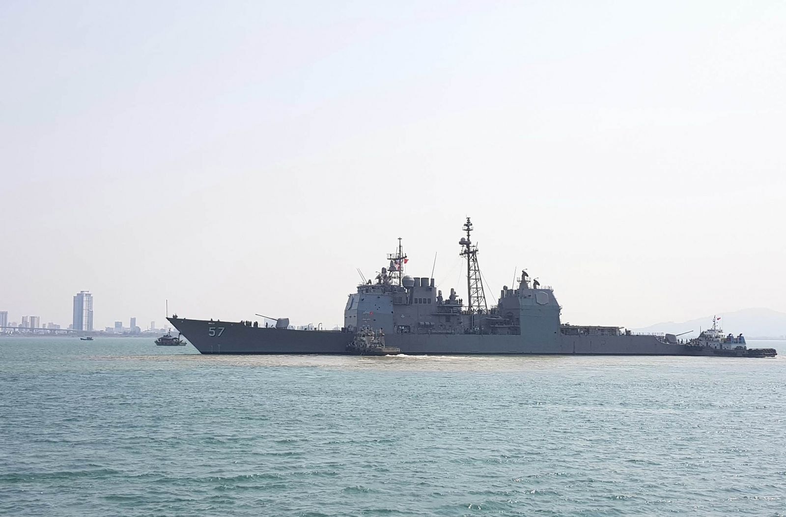 tuần dương hạm có tên lửa dẫn đường USS Lake Champlain (CG-57) cập bến cảng Tiên Sa vào ngày 5/3/2018.