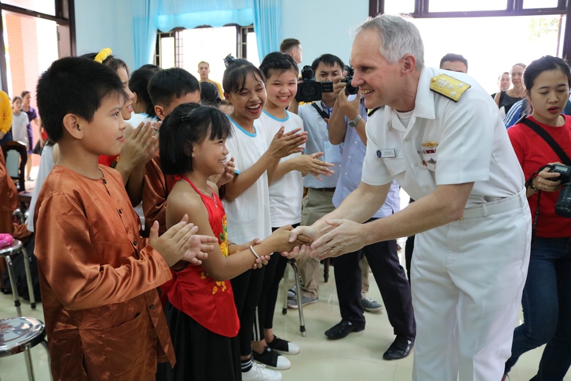 Đoàn chỉ huy tàu hải quân Hoa Kỳ thăm Làng trẻ em SOS