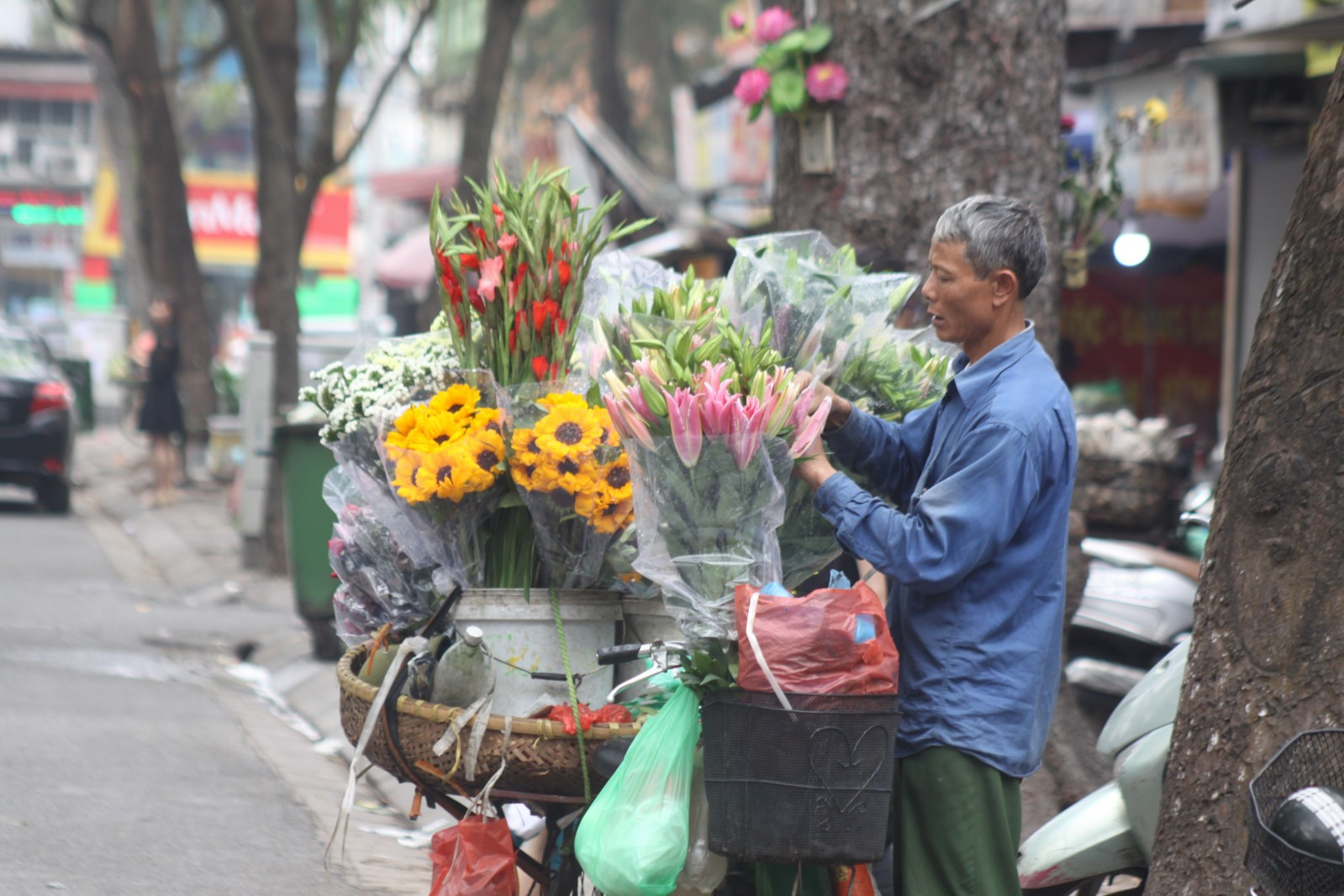 Những xe hoa rong cũng nhiều lên so với ngày thường