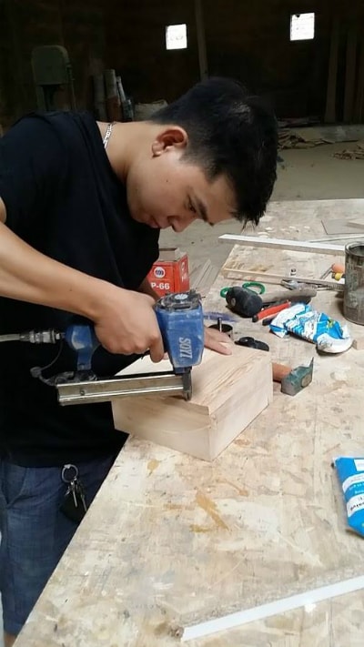 Chàng trai 9x có nhiều đam mê với thiết kế và đồ gỗ. Ảnh: Nhân vật cung cấp